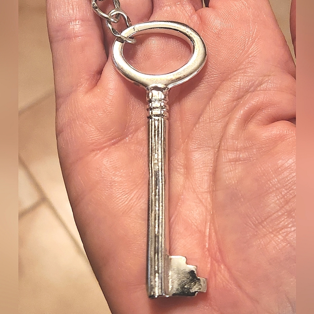 Hot Topic Statement Key Keychain - Picture 3 of 4